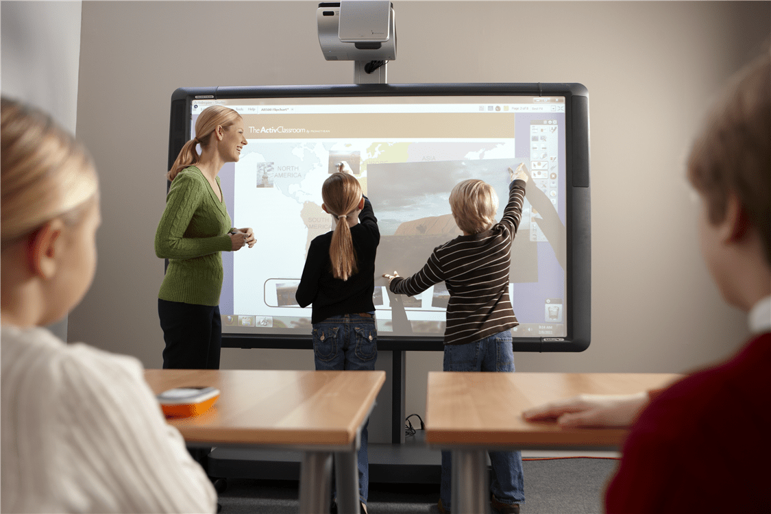 Интерактивная доска для школы. Интерактивные доски в образовании. Интерактивна дошка в школе. Компьютеры в школе интерактивная доска.